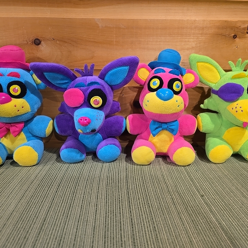 4 Funko FNAF Plush Blacklight Freddy & Blacklight Foxy Lot
